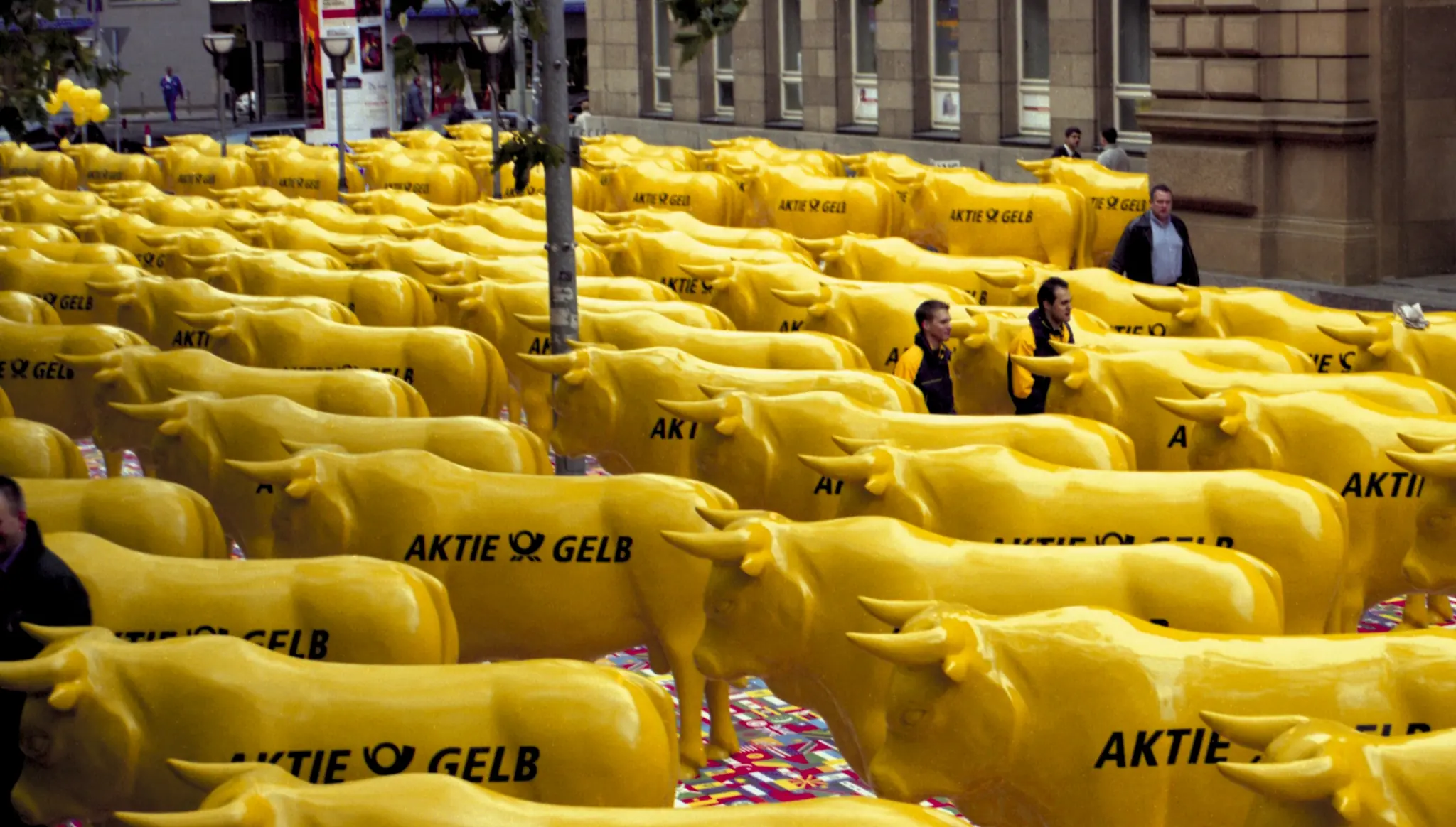 Deutsche Post IPO campaign with yellow Aktie Gelb bull sculptures